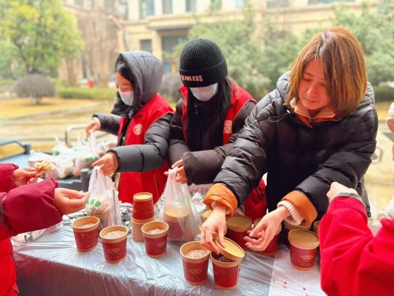 腊八暖粥至，温情伴朝夕